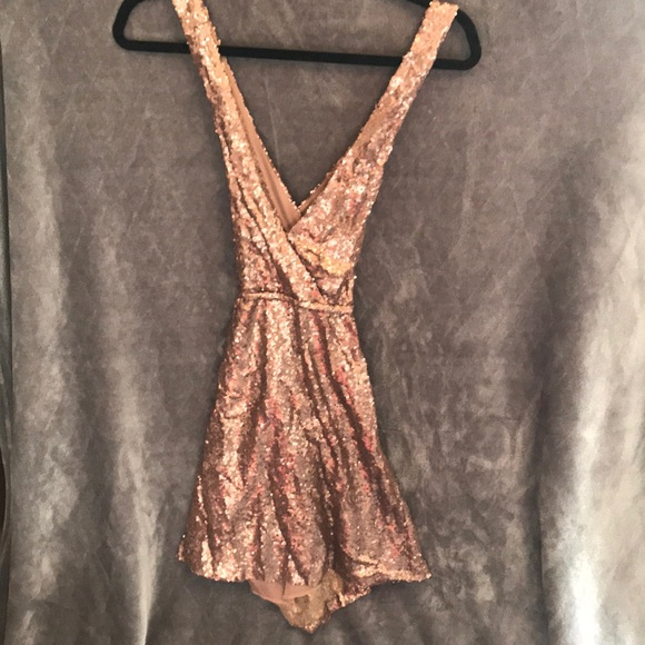 GOLD SEQUIN DRESS . WORN ONCE . SIZE SMALL . - Picture 1 of 4